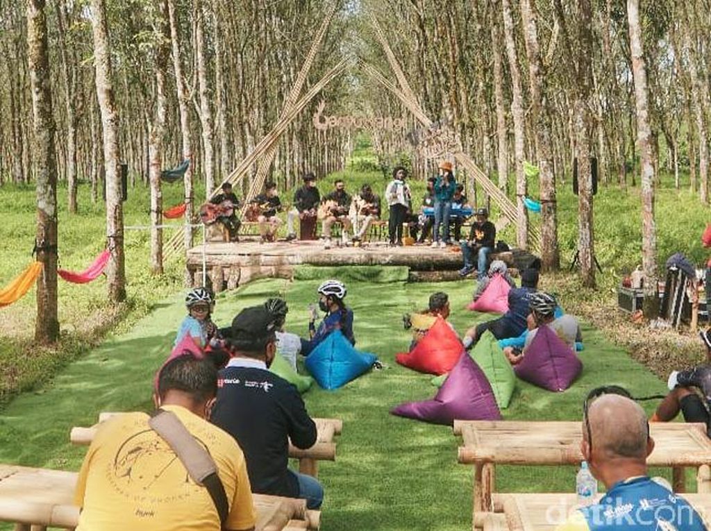 Musik, Olahraga, dan Kuliner Bersatu dalam Rubber Jazz di Banyuwangi Musik, Olahraga, dan Kuliner Bersatu dalam Rubber Jazz di Banyuwangi