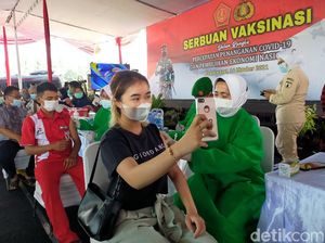 Serbuan Vaksinasi Maritim Jadi Pemicu Semangat Banyuwangi Gencarkan Vaksinasi Serbuan Vaksinasi Maritim Jadi Pemicu Semangat Banyuwangi Gencarkan Vaksinasi
