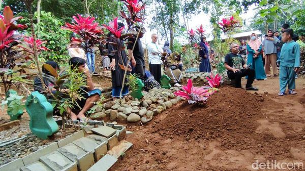 Siswa MTs Ciamis yang Tewas Saat Susur Sungai Dimakamkan
