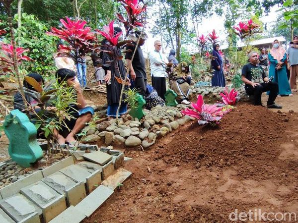 Siswa MTs Ciamis yang Tewas Saat Susur Sungai Dimakamkan