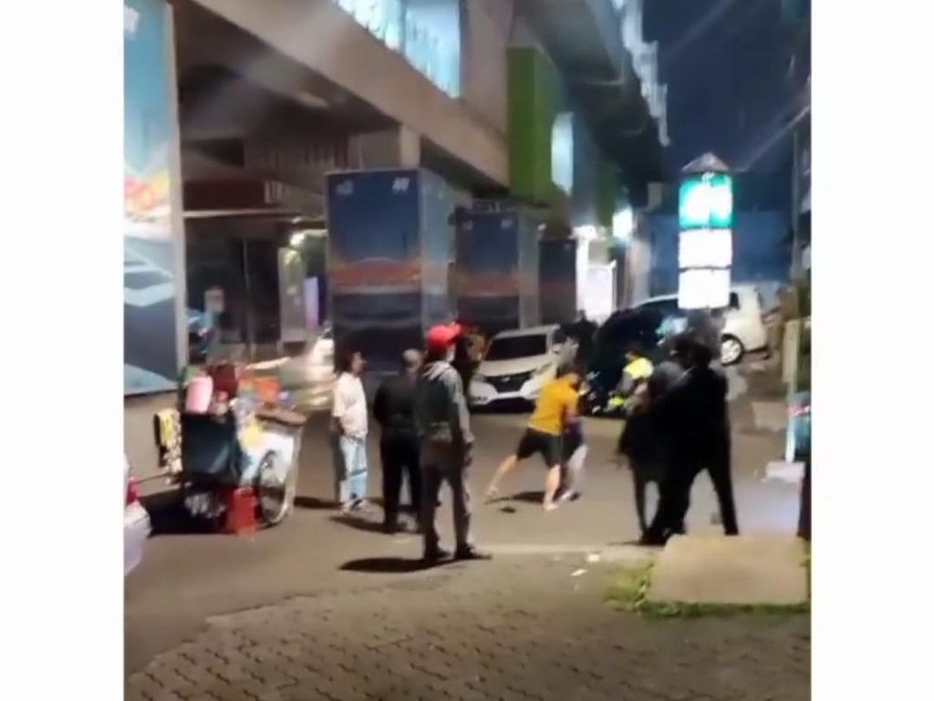 Polisi Selidiki Viral Baku Hantam Sekelompok Pria di Blok M Jaksel