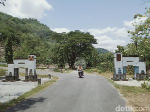 Melihat Tugu Tapal Batas Kasunanan Surakarta-Kasultanan Yogyakarta Melihat Tugu Tapal Batas Kasunanan Surakarta-Kasultanan Yogyakarta