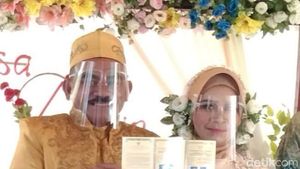 10 Foto Ini Buktikan Kisah Ayah Menikahi Teman Sekelas Anaknya Bukan Hoax
