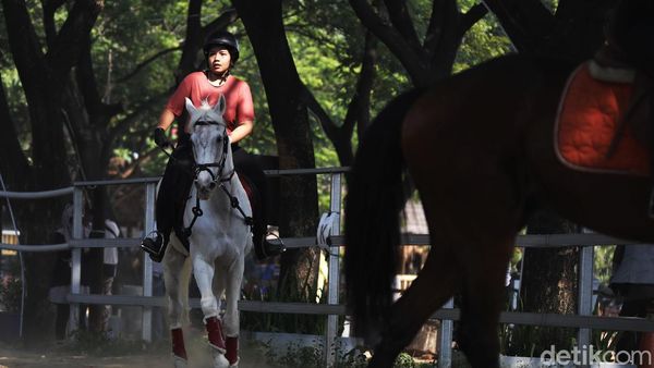 Asyiknya Berkuda Saat Akhir Pekan