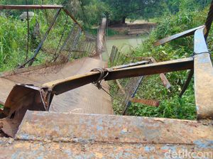 Bahaya! Jembatan Gantung di Pandeglang Ambruk