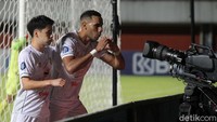 Bajul Ijo semakin di atas angin dengan gol tambahan yang dicetak Bruno Moreira. Pemain asal Brasil itu mencetak gol indah melengkung dari luar kotak penalti yang tak bisa dijangkau Fitrul Dwi Rustapa. 3-1 Persebaya unggul.