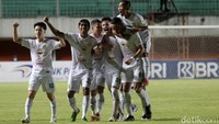 Para pemain Persebaya merayakan kemenangan mereka.