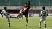 Pekan pertama Seri 2 Liga 1 ini dimulai dengan tempo yang sedang-sedang saja. Pada babak pertama, kedua tim kesulitan menciptakan peluang emas dalam laga di Stadion Maguwoharjo, Sleman.