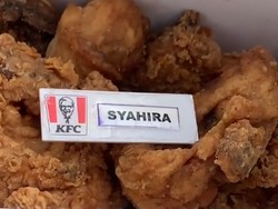 Kocak! Netizen Ini Beli Satu Paket Ayam KFC Bonus Nametag Pegawai