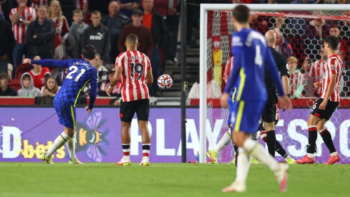BRENTFORD, ENGLAND - OCTOBER 16: Ben Chilwell of Chelsea scores their sides first goal during the Premier League match between Brentford and Chelsea at Brentford Community Stadium on October 16, 2021 in Brentford, England. (Photo by Catherine Ivill/Getty Images)