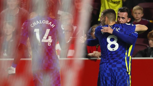 ben chilwell chelsea brentford vs chelsea liga inggris premier league BRENTFORD, ENGLAND - OCTOBER 16: Ben Chilwell celebrates with Mateo Kovacic of Chelsea after scoring their teams first goal during the Premier League match between Brentford and Chelsea at Brentford Community Stadium on October 16, 2021 in Brentford, England. (Photo by Clive Rose/Getty Images)