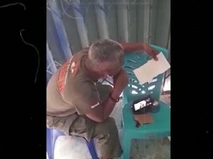 Haru! Tugas di Papua, Anggota Brimob Nikahkan Putrinya Via Video Call Haru! Tugas di Papua, Anggota Brimob Nikahkan Putrinya Via Video Call