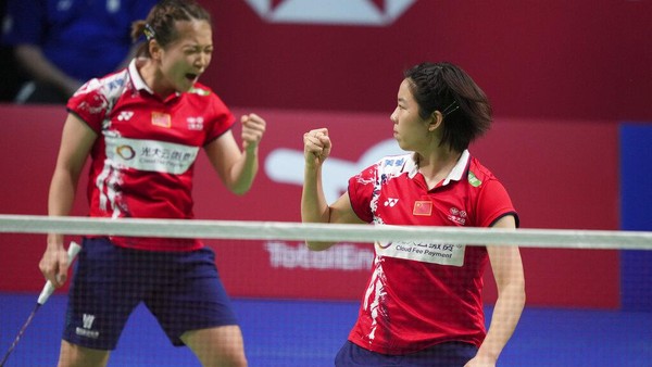 China Piala Uber Chinas Mod Chen Qing Chen and Jia Yi Fan, right, react as they play Japans Yuki Fukushima and Mayu Matsumoto, during the womens double, badminton World Cup match in Aarhus, Denmark, Saturday, Oct. 16, 2021. (Claus Fisker/Ritzau Scanpix)