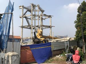 Crane Roboh Timpa Rumah di Depok Belum Dievakuasi Crane Roboh Timpa Rumah di Depok Belum Dievakuasi
