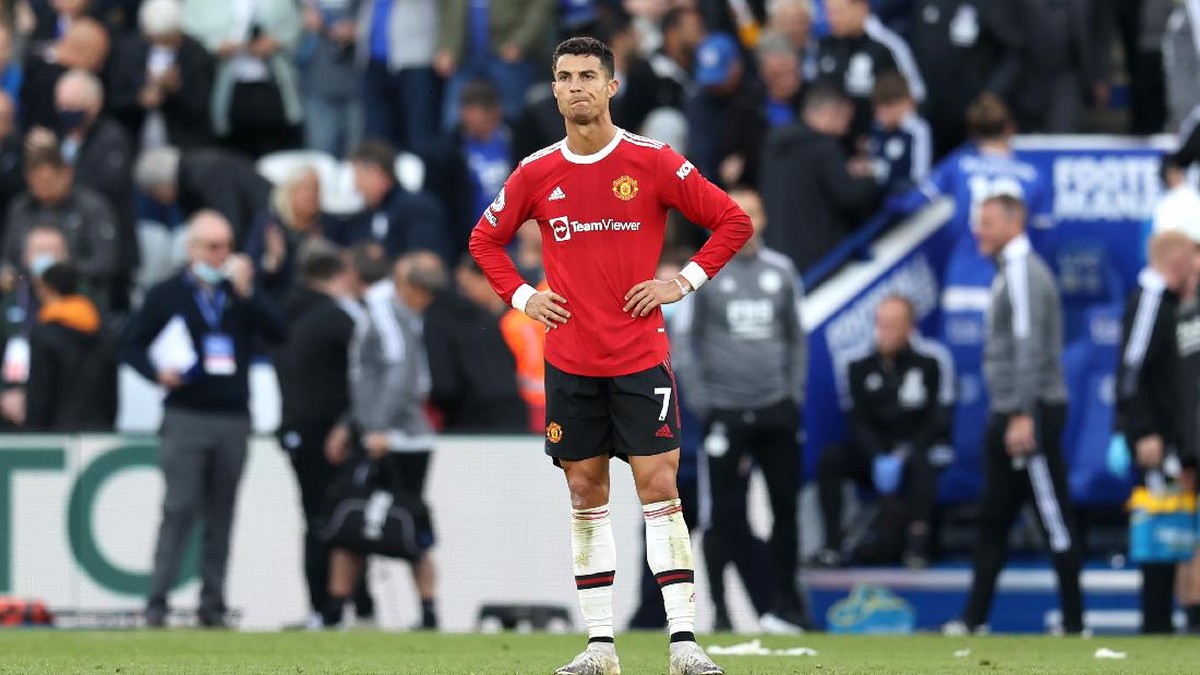 Cristiano Ronaldo melempem di laga Leicester vs Man Utd. (Foto: Getty Images/Alex Pantling)