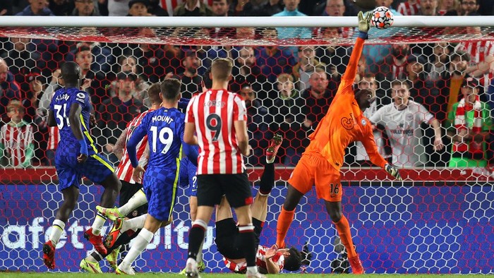 BRENTFORD, ENGLAND - OCTOBER 16: Edouard Mendy of Chelsea makes a save during the Premier League match between Brentford and Chelsea at Brentford Community Stadium on October 16, 2021 in Brentford, England. (Photo by Catherine Ivill/Getty Images)