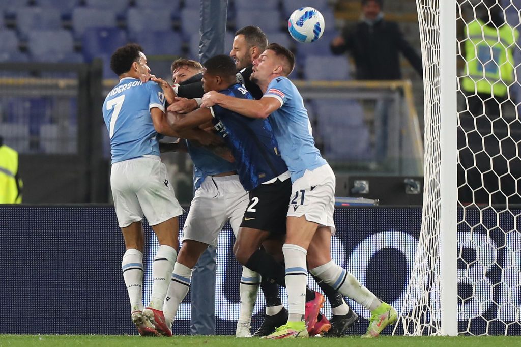 ROME, ITALY - OCTOBER 16: Felipe Anderson and Sergej Milinkovic-Savic of SS Lazio clash with Denzel Dumfries of FC Internazionale during the Serie A match between SS Lazio and FC Internazionale at Stadio Olimpico on October 16, 2021 in Rome, Italy. (Photo by Paolo Bruno/Getty Images)