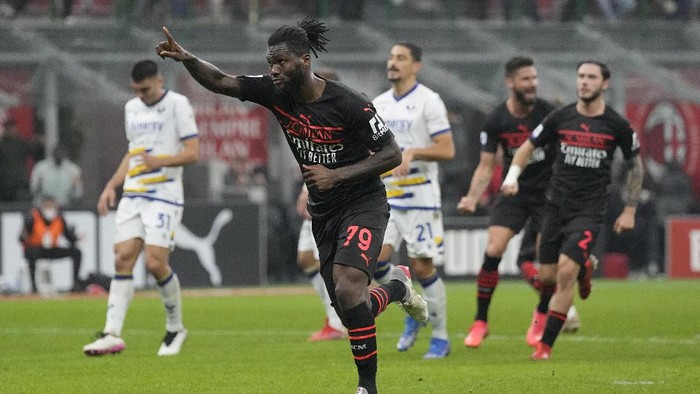 AC Milans Franck Kessie celebrates after scoring his sides second goal from the penalty spot during the Serie A soccer match between AC Milan and Verona at the San Siro stadium, in Milan, Italy, Saturday, Oct. 16, 2021. (AP Photo/Antonio Calanni)