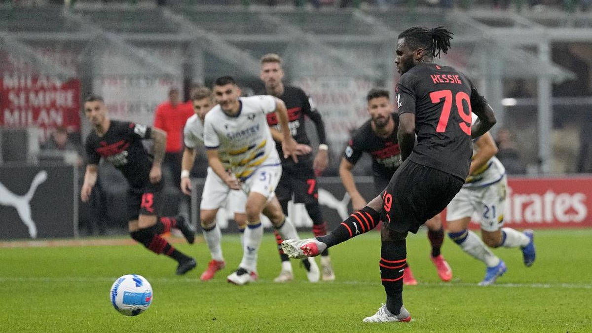 Franck Kessie mencetak gol penalti ke gawang Verona. (Foto: AP/Antonio Calanni)