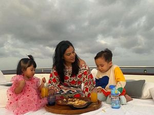 Potret Viens Tasman, Ibu Rachel Vennya Saat Hangout Bersama Cucu