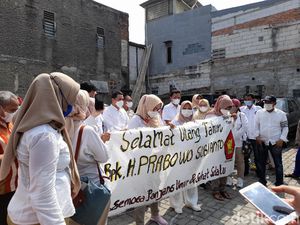 Prabowo Ultah Ke-70, Riza Patria-Habiburokhman Bagi-bagi Sembako