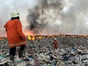 Gunungan Sampah TPA Benowo Terbakar, Petugas Masih Padamkan Api