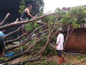 Puluhan Rumah Rusak dan Roboh Dampak Hujan Es di Madiun, 5 Warga Luka