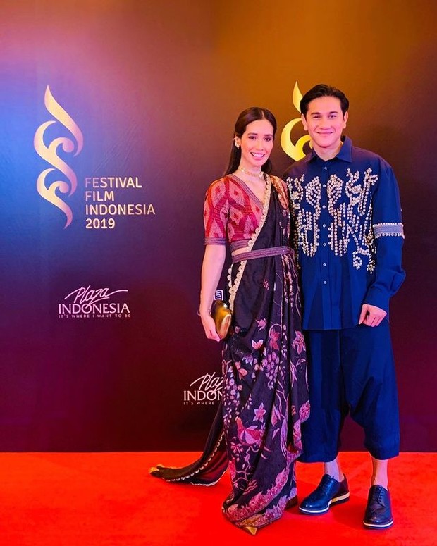 Memakai batik modern bersama sang istri.