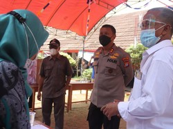 Kapolda Banten Tinjau TPS Pilkades, Apresiasi Ada Layanan Vaksinasi