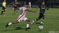 Bertanding di Stadion Sultan Agung, Bantul, Yogyakarta, Minggu (17/10/2021), Persikabo unggul 1-0 lewat Dimas Drajad di menit ke-7.