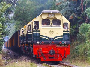 Aksi Gokil Bule Traveling Pulau Sumatera Naik KA Babaranjang Bukit Asam Aksi Gokil Bule Traveling Pulau Sumatera Naik KA Babaranjang Bukit Asam