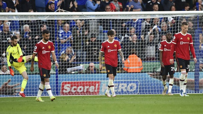 Manchester United players react after Leicesters Patson Daka scored his sides fourth goal during the English Premier League soccer match between Leicester City and Manchester United at King Power stadium in Leicester, England, Saturday, Oct. 16, 2021. (AP Photo/Rui Vieira)