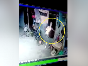 Jurus Indik-indik Manusia Silver Curi HP Terekam CCTV