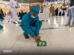Momen Saat Petugas Cabut Stiker Jaga Jarak di Masjidil Haram Momen Saat Petugas Cabut Stiker Jaga Jarak di Masjidil Haram