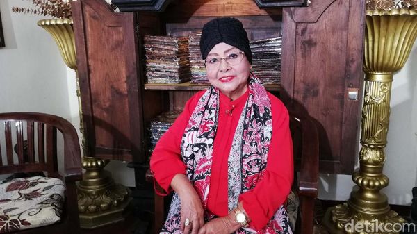 Melihat Beragam Piagam dan Piala Maestro Keroncong Waldjinah