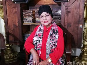 Melihat Beragam Piagam dan Piala Maestro Keroncong Waldjinah Melihat Beragam Piagam dan Piala Maestro Keroncong Waldjinah