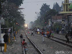 Awas! Ngabuburit di Rel KA Bandung Bisa Bikin Nyawa Melayang
