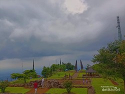 Menapaki Pesona Candi Cetho di Kaki Gunung Lawu