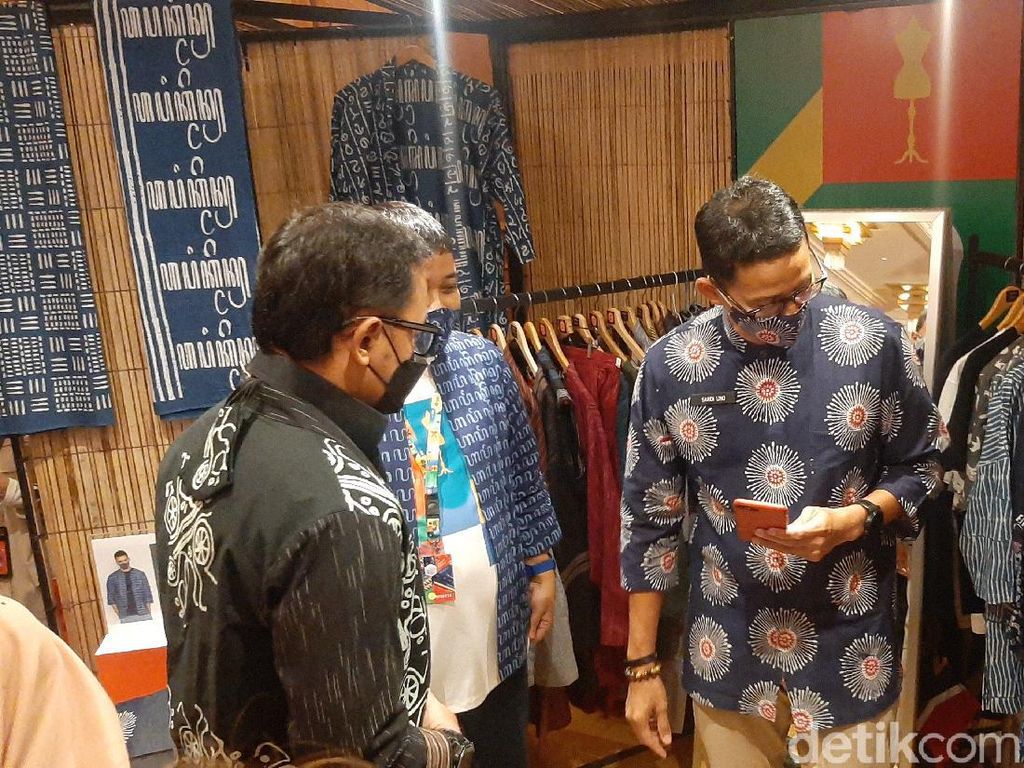 Ketika Sandiaga Uno Traktir Bima Arya Batik Produk UMKM di Bogor