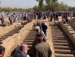 Penampakan Kuburan Massal 63 Korban Bom Masjid di Afghanistan