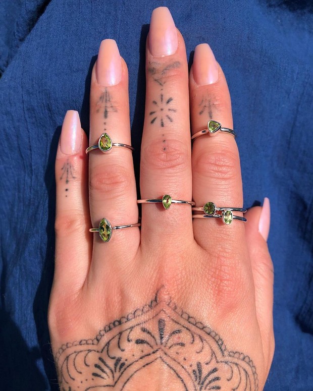 Peridot yang hijau./ Foto: Instagram.com/jewelzbyjewelia Peridot yang hijau