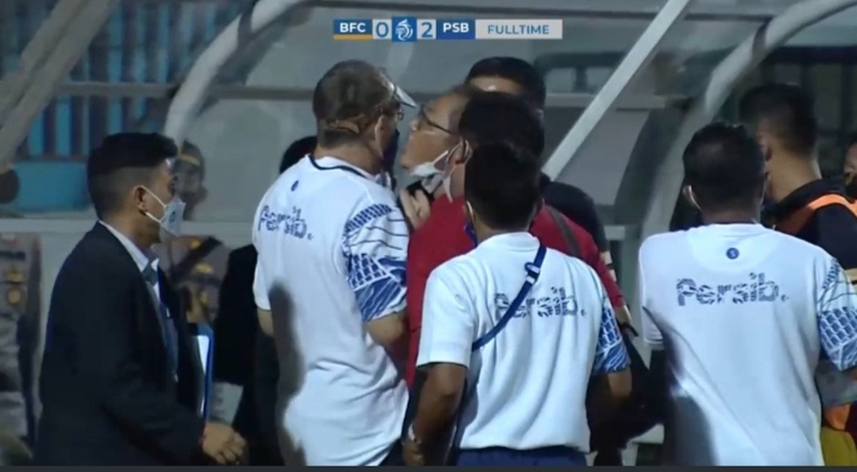 Panas Persib Vs Bhayangkara, Benarkah Pelatih Robert Diludahi? (Screenshot)