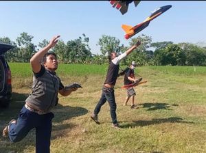 Pesawat Berbahan Gabus Hiasi Langit Pantai Permata Probolinggo Bikin Takjub Pesawat Berbahan Gabus Hiasi Langit Pantai Permata Probolinggo Bikin Takjub
