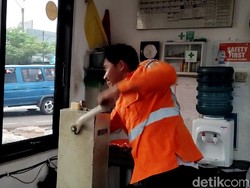 Balada Pengayuh Pedal Palang Pintu Manual