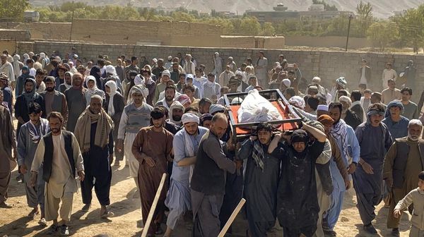 Potret Warga Ramai-ramai Makamkan Korban Bom Masjid Afghanistan