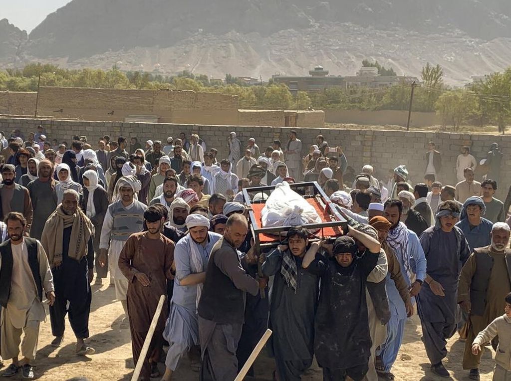 Potret Warga Ramai-ramai Makamkan Korban Bom Masjid Afghanistan Potret Warga Ramai-ramai Makamkan Korban Bom Masjid Afghanistan