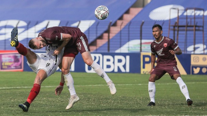 Pesepak bola Bali United Ilija Spasojevic (kiri) berebut bola dengan pesepak bola PSM Makassar Serif Hasic (tengah) saat pertandingan Liga 1 di Stadion Sultan Agung, Bantul, DI Yogyakarta, Minggu (17/10/2021). PSM Makassar berhasil mengalahkan Bali United dengan skor 2-1. ANTARA FOTO/Hendra Nurdiyansyah/aww.