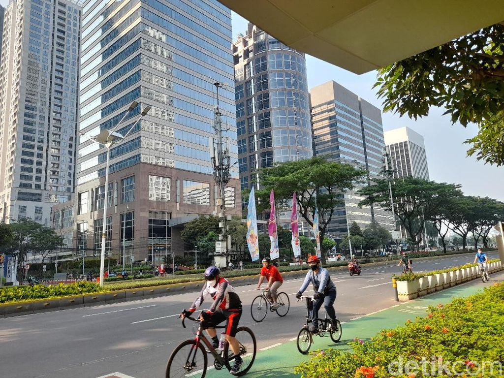 Minggu Pagi, Ramai Road Bikers Melintas di Kawasan Sudirman