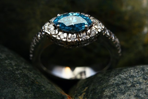 Safir yang berwarna biru