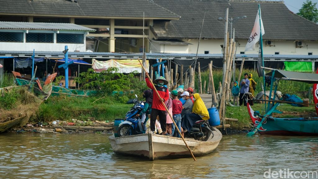 Bertugas sebagai agen BRILink jadi tantangan tersendiri bagi Emi Farida. Setiap hari Emi seberangi sungai demi bantu warga di Kendal melakukan transaksi ekonomi